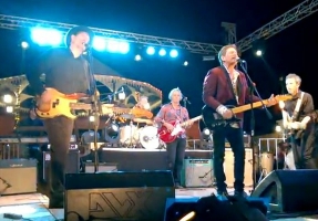 Watch The Dream Syndicate’s 15-minute jam with Peter Buck, John Paul Jones in Mexico