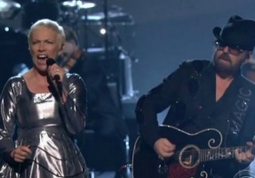 Watch Eurythmics reunite to perform ‘Fool on the Hill’ at Beatles tribute concert