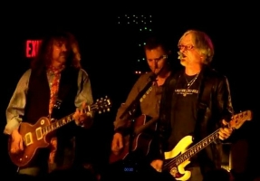 Video: Mike Mills and Drivin’ N Cryin’ play R.E.M. classics at Buren Fowler tribute