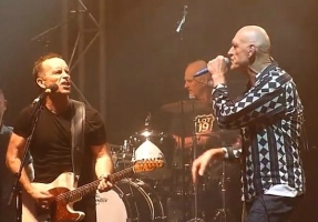 Video: Midnight Oil’s Peter Garrett, Jim Moginie join Hunters & Collectors onstage