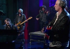 R.E.M.’s Peter Buck, Mike Mills help Joseph Arthur pay tribute to Lou Reed on Letterman