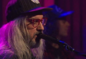 Watch J Mascis cover Mazzy Star’s ‘Fade Into You’ on ‘Late Night with Seth Meyers’